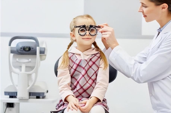 眼倍丽：孩子9岁近视眼，先用角膜塑形镜控制，不手术行吗？